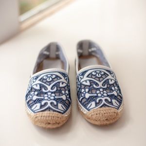 Tory Burch blue Lucia lace espadrille shoes size 8